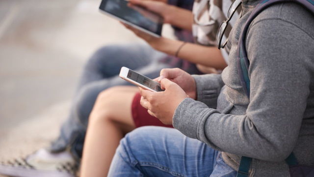 Чрезмерное использование смартфонов связано с риском для психического здоровья подростков — новости медицины